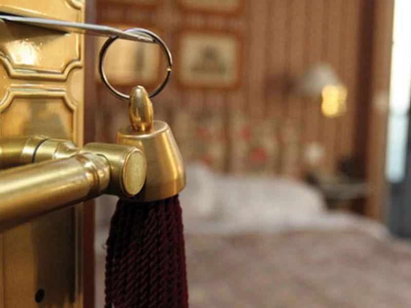 Bakıda hoteldə qadın kişinin başına oyun açdı