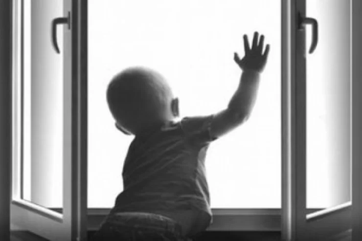 Bakıda DƏHŞƏT: 2 yaşlı uşaq 6-cı mərtəbədən yıxılıb öldü