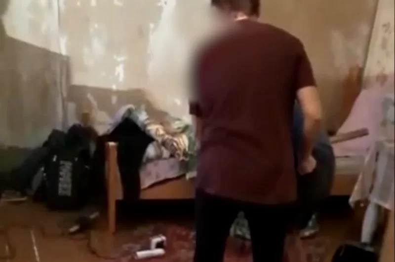 Azərbaycanda atadan 14 yaşlı oğluna qarşı ZORAKILIQ: Evin əşyalarını başında qırdı