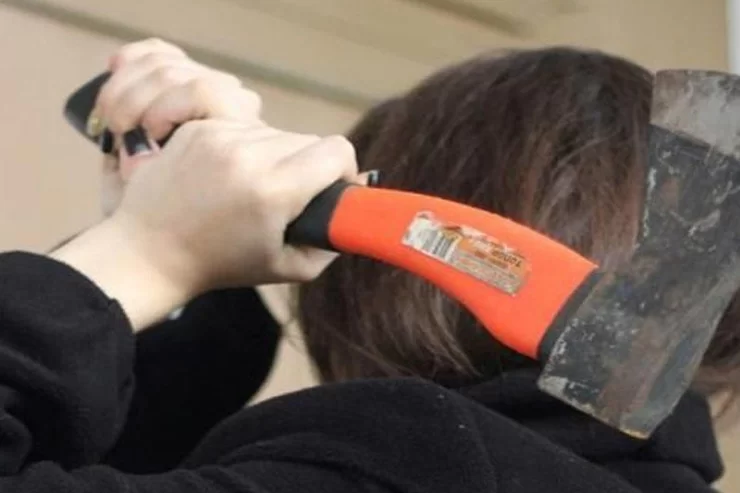 DƏHŞƏT! Gəlin qayınanasını baltaladı