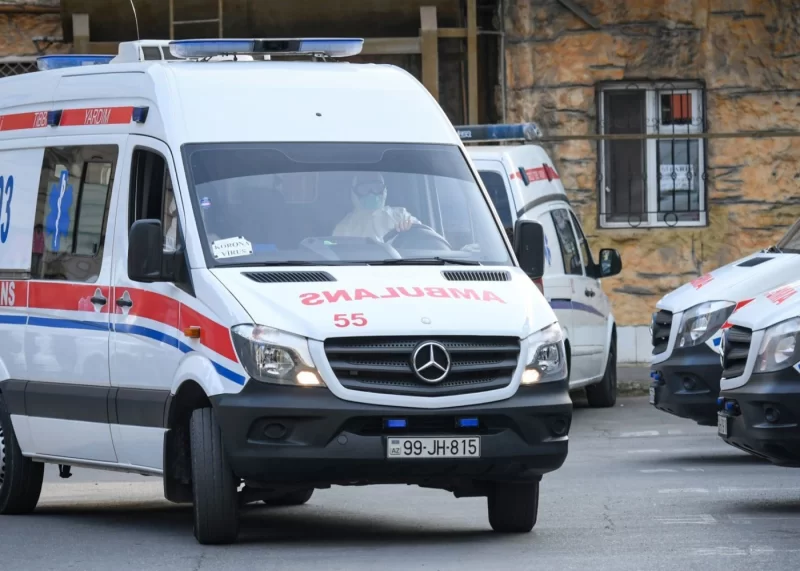 Məktəb qarşısında dəhşətli hadisə: Gənc oğlan dörd bıçaq zərbəsi aldı