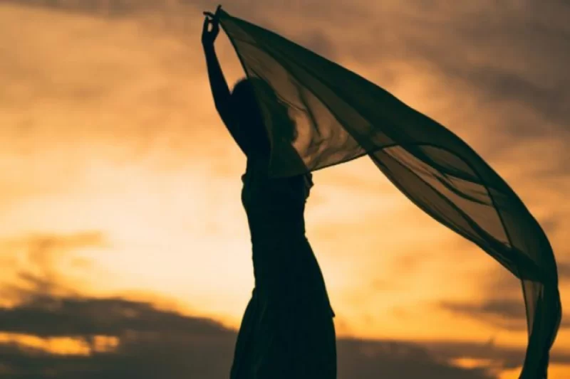 ŞOK OLAY - Bakıda qadın yaylığı ilə özünü asdı