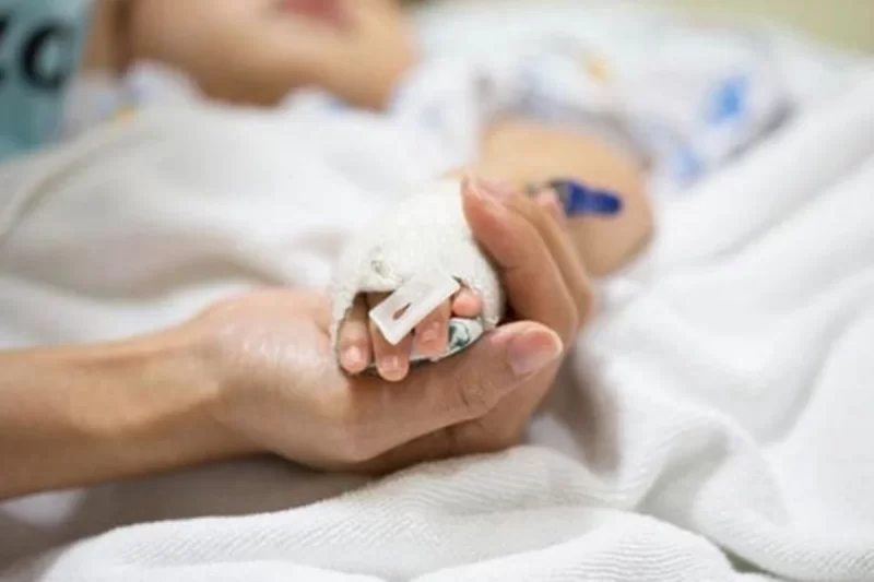 Ata 2 yaşlı uşağı döyüb yandırdı