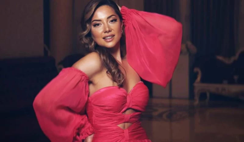 Məşhur müğənni toya şortik geyindi - VİDEO