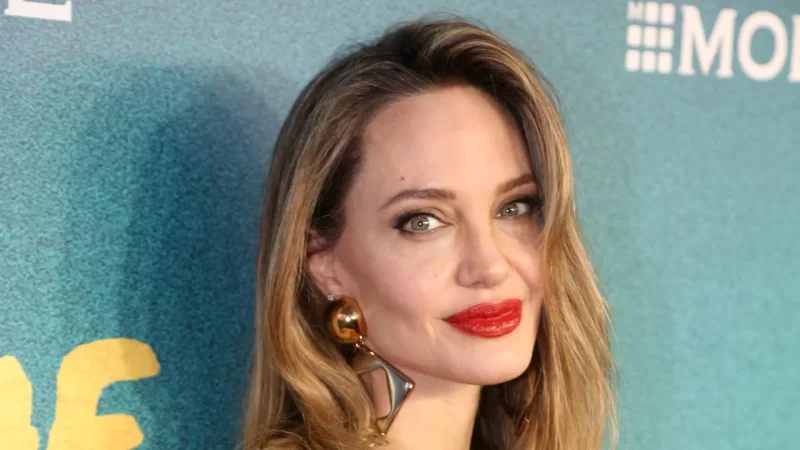 Ancelina Coli kasıblayıb - Aktrisa mülkünü satır