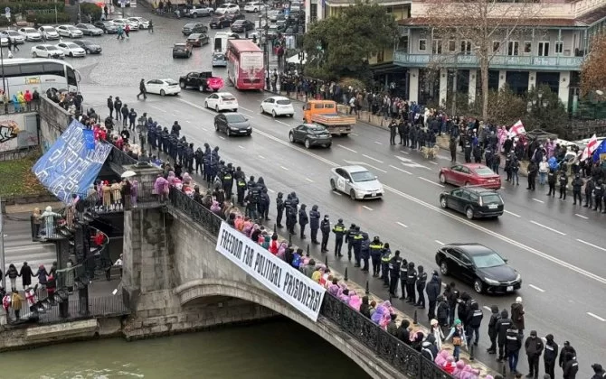 Qonşu ölkədə gözlənilməz olay – Azərbaycanlıları niyə zəncirə qoşdular?
