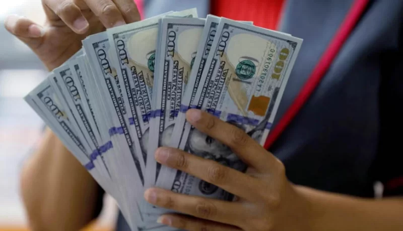 Manatını dollara dəyişmək istəyənlərin NƏZƏRİNƏ