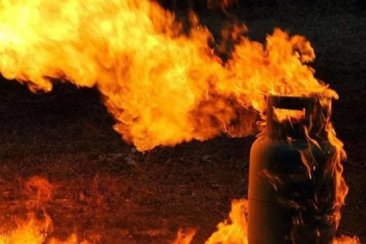 Bakıda evdə güclü partlayış: Ölən var