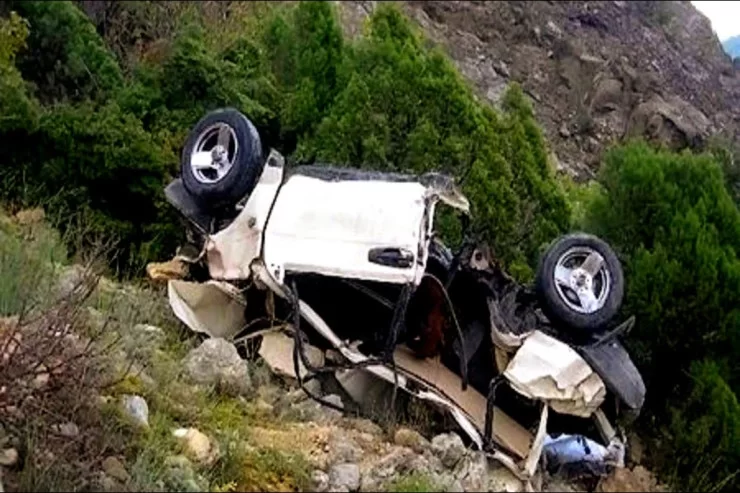 "Lexus" dərəyə aşdı: Ölən və yaralananlar var