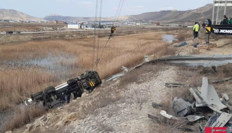 Azərbaycanda yanacaqdaşıyan maşın AŞDI - Ölənlər var