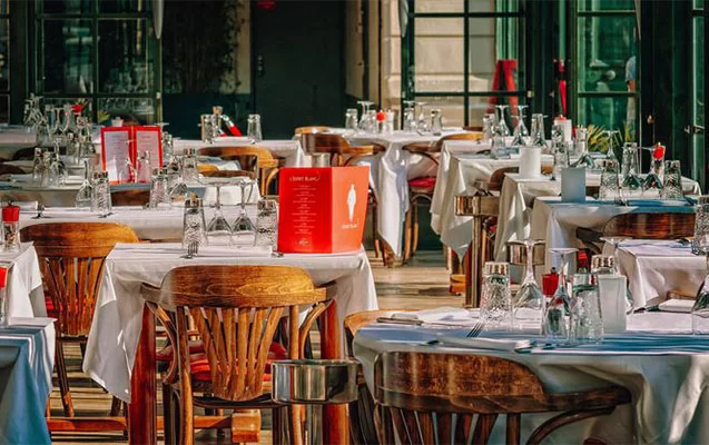 Restoran rəhbəri “TikTok”da canlı açan ofisiantı döydü - Bu cəza verildi