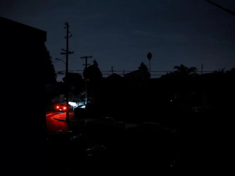 Bu ölkə tam qaranlığa qərq oldu - Fövqəladə vəziyyət elan edildi