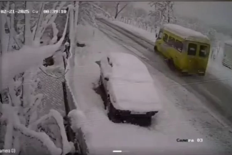 Zaqatalada marşrut avtobusu yoldan çıxaraq aşdı - HADİSƏ ANI