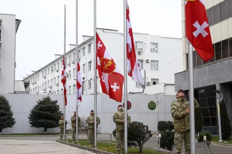 Gürcüstanda dövlət bayraqları ENDİRİLDİ