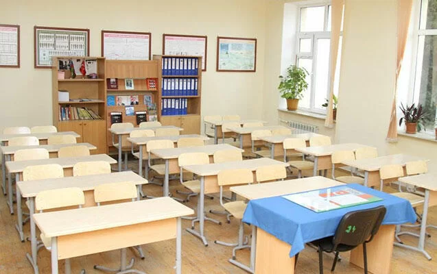 Məktəbdə şagirdlə müəllim ƏLBƏYAXA OLDU - VİDEO