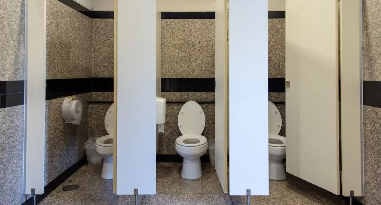 Tualetdə 2 dəqiqədən çox qalanların maaşından kəsiləcək - Qəribə qadağa