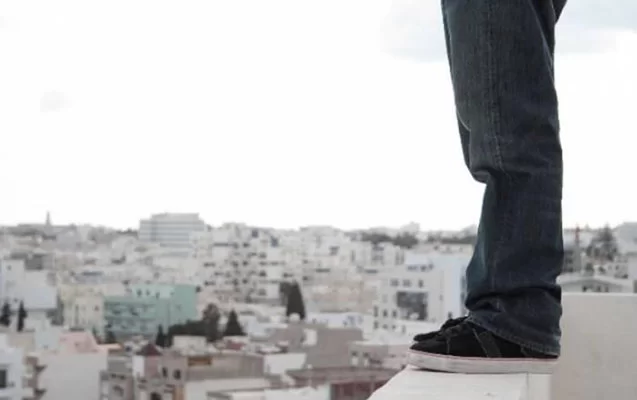 Özünü 9-cu mərtəbədən atdı