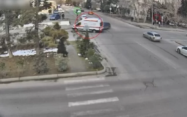 Aşan təcili yardım maşını qaydalara əməl etməyib? - Video