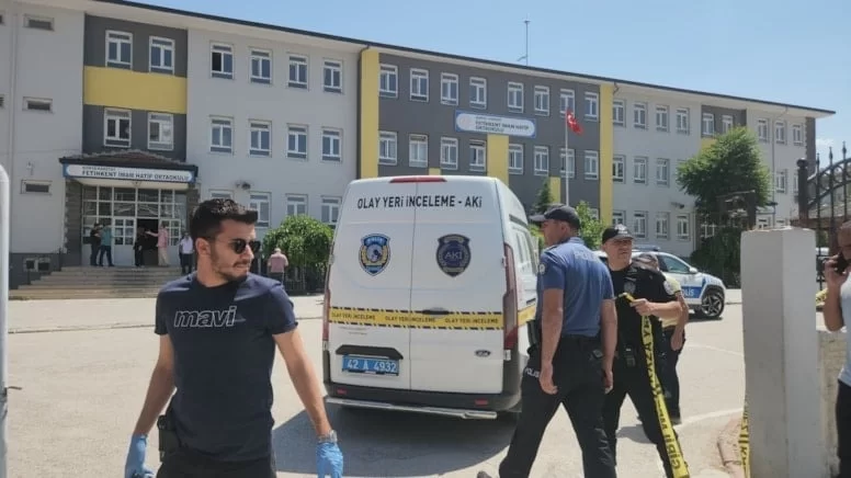 Orta məktəbdə dəhşət - Müəllim öldürüldü