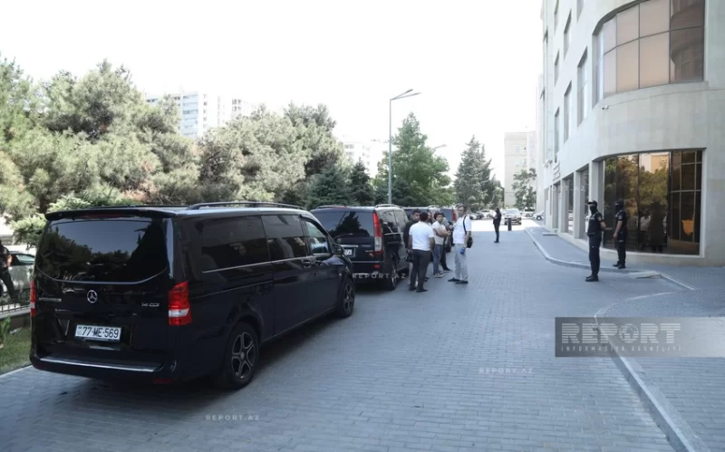 "Sputnik Azərbaycan"da saxlanılan iki nəfər binadan çıxarılıb