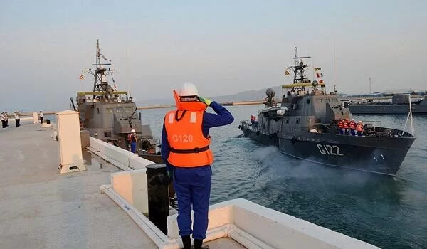 Azərbaycanın hərbi gəmiləri yola düşdü - Foto