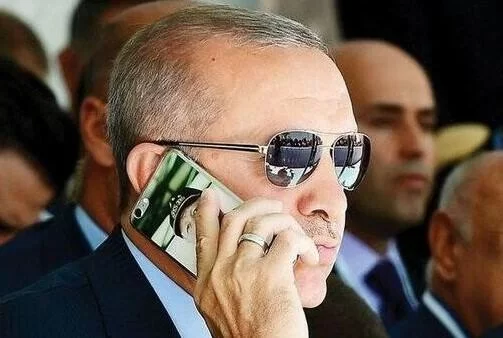 Ərdoğana zəng gəldi, salonu tərk etdi - Video