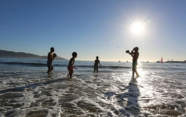 Çimərlikdə gün vuran yeniyetmə öldü