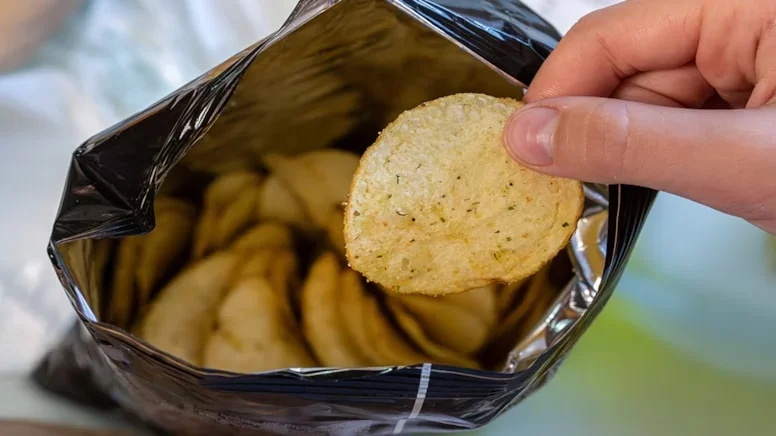 Minlərlə paket çipsilər rəflərdən YIĞIŞDIRILIR