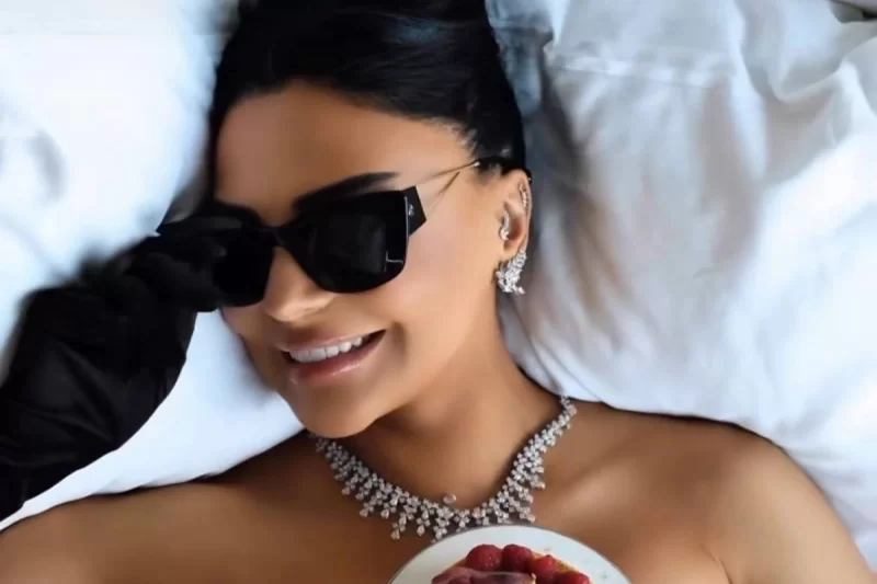 41 yaşını qeyd edən Vüsalə Əlizadə bahalı hədiyyələrini nümayiş etdirdi