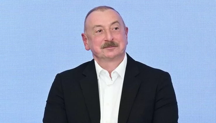 Ukraynalı jurnalist Əliyevə görün nə hədiyyə etdi - Video