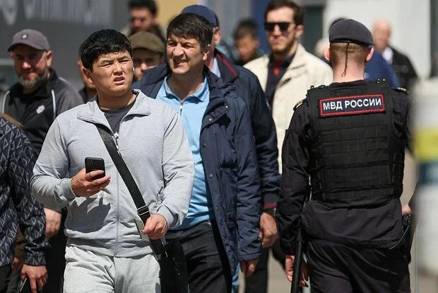 Rusiyada işçi tapılmır, hökumət geri çəkildi: Miqrantlarla bağlı bu tələb yüngülləşdirilir