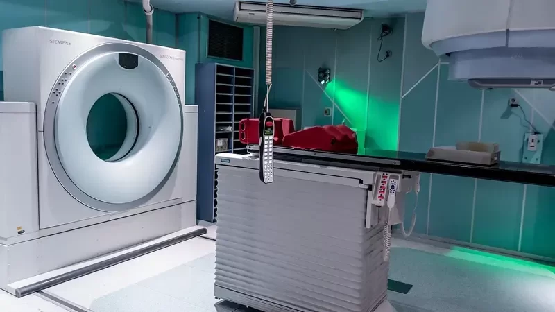 61 yaşlı kişi MRT-nin içinə sovuruldu