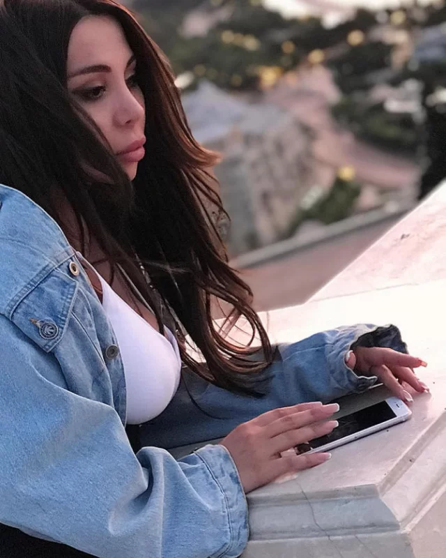 Azərbaycanlı model soyundu - biabırçı FOTO