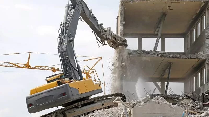 Bakının bəzi küçələrində söküntü işlərinə başlanılır