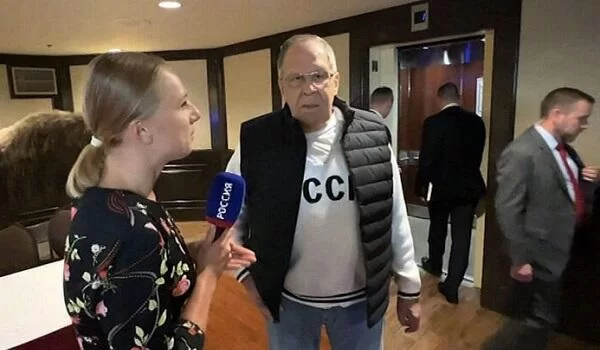 Lavrov “SSRİ” yazılı sviteri geyinməsindən danışdı