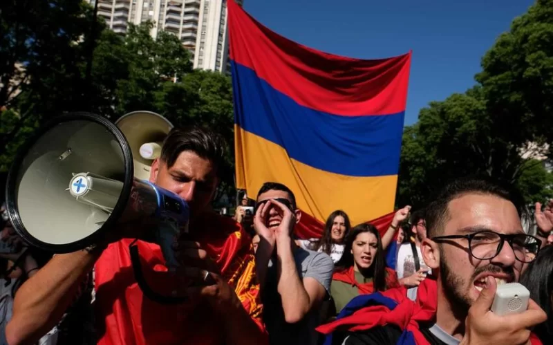 Ermənistanda sorğu: Sülh istəmirlər