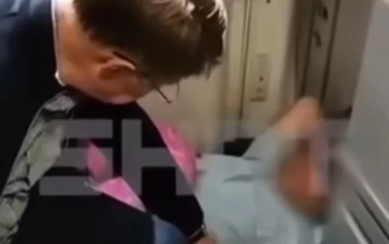 Nazir təyyarədə halı pisləşən kişini xilas etdi