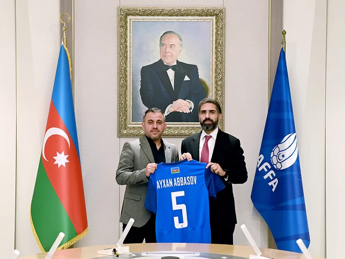 Ayxan Abbasov millimizin başında - Rəsmi