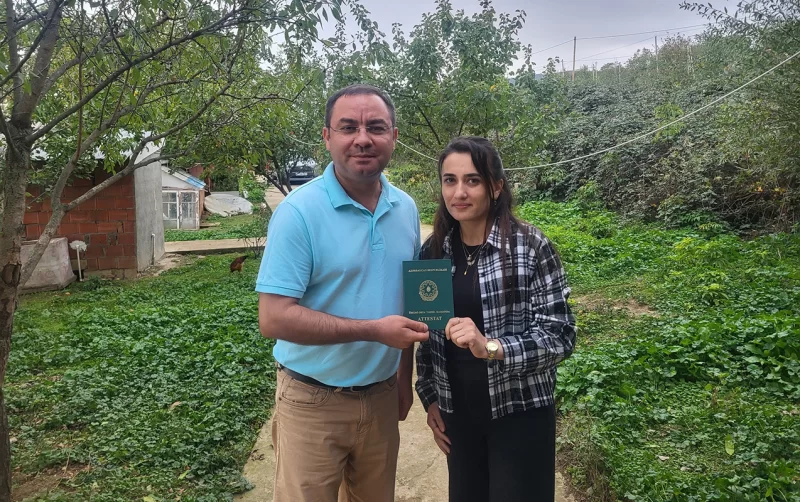 31 yaşlı üç uşaq anası attestatını aldı - Qızı ilə eyni sinifdə oxuyub