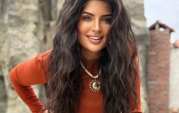 Azərbaycanlı müğənni canlı efirdə YIXILDI - VİDEO