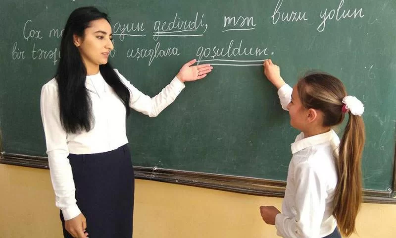 Bölgələrdə dərs deyən müəllimlərə ŞAD XƏBƏR - Əlavə 2000 manat ödəniləcək