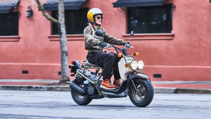 Bu nəqliyyat vasitəsini idarə etmək üçün sürücülük vəsiqəsi tələb olunacaq