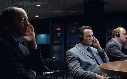 Hər evdə olan bu cihaz vasitəsilə danışıqlar dinlənilir