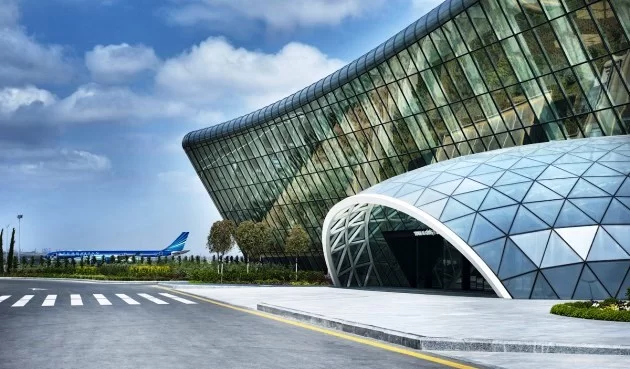 Aeroportda qalmaqal: 30 saatdan çox gözlədilər