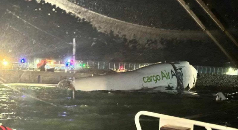 Türkiyə təyyarəsi dənizə Honkonqda yuvarlandı