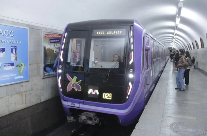 Bakı metrosunda qatarlar tuneldə qaldı - Sərnişinlərə görə