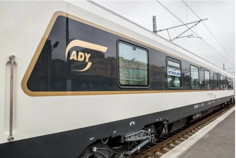 "Relslərin üzərinə qəsdən daş düzürlər" - Video