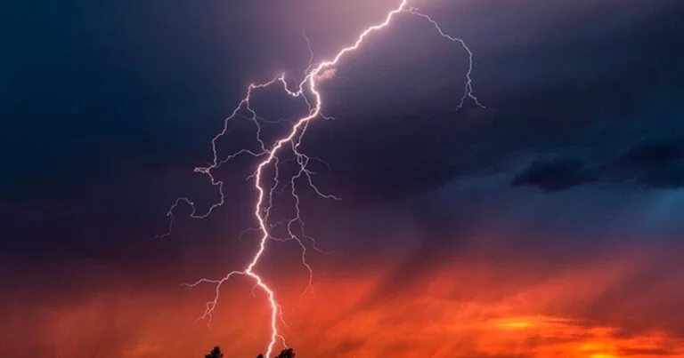 İldırım vuran qızlarını tibbi yardım çağırmaq əvəzinə torpağa basdırdılar