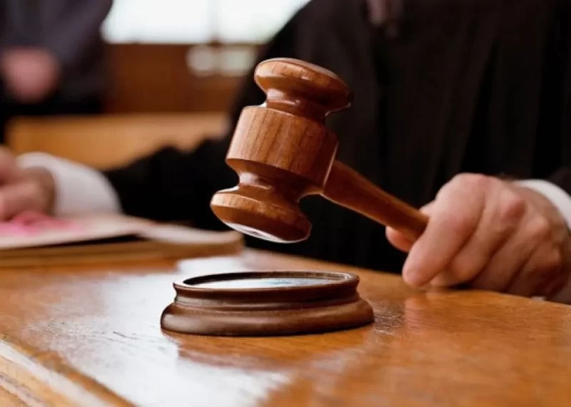 Azyaşlı qızının çılpaq görüntülərini yayan anaya hökm oxunub