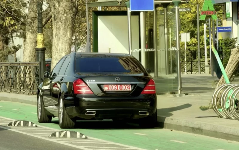 Bakının mərkəzində səfirlik maşını qaydaları pozdu - Foto
